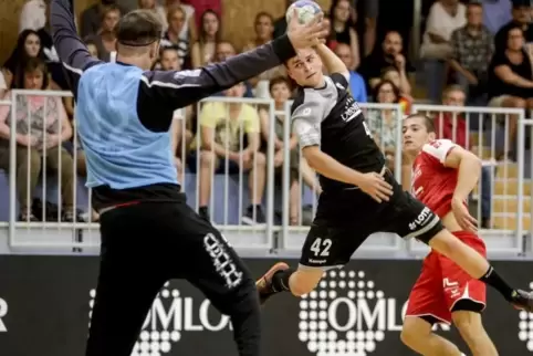 Eulen-Torwart Mathias Lenz im Duell mit Fabian Serwinski. Foto:VIEW 