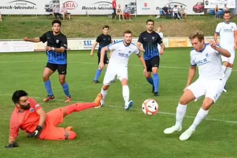 Abgewehrt: FC Speyer 09s Torwart Hamdi Koc (links) rettet beim Turnierendspiel des TuS Mechtersheim gegen Georg Ester vom Gastge