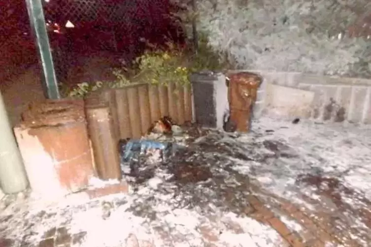 Mülltonnen an drei Häusern wurden in der Nacht zum Mittwoch in Brand gesetzt. Foto: Polizei 