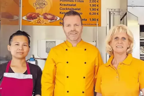Thomas Steingaß mit Ehefrau Steffi (rechts) und der Angestellten Pranom Peek, die auch schon seit zehn Jahren im Betrieb ist.