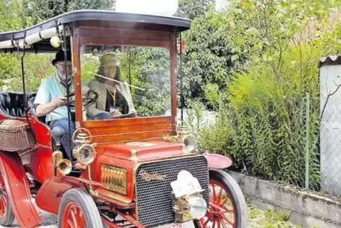 Faszination Oldtimer: Die Betrachter stellen den Besitzern viele Fragen, und diese antworten gerne. Nur eine Frage hören sie nic