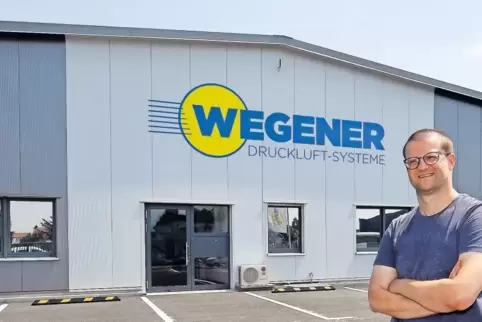 Geschäftsführer Michael Wegener vor dem neuen Firmensitz in Haßloch.