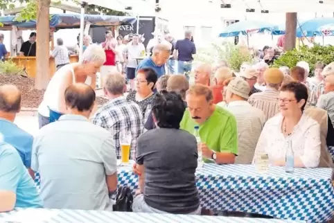Auf dem Hundheimer Dorfplatz versammeln sich die Gäste am Sonntag wieder.
