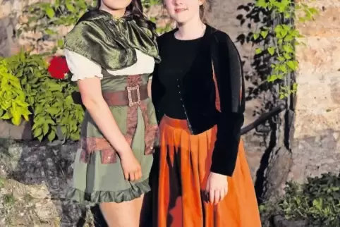 Lena (links) und Laura in ihren Theaterkostümen.