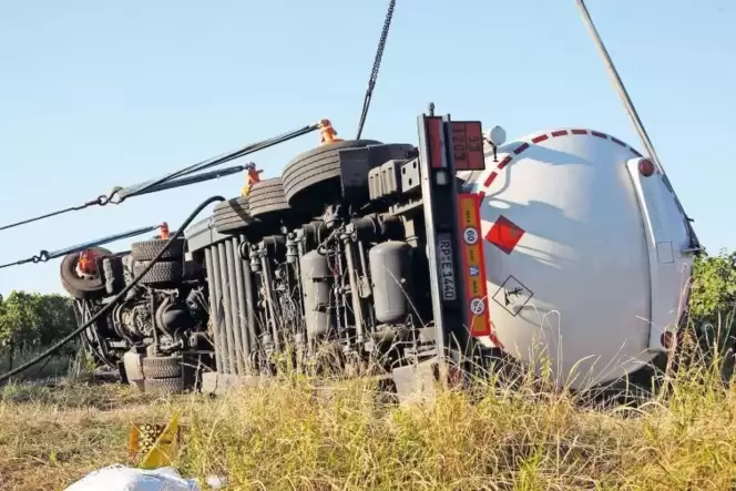 Erst musste der Tanklaster aufgerichtet werden, um den Treibstoff abzupumpen. Erst musste der Tanklaster aufgerichtet werden, um den Treibstoff abzupumpen.