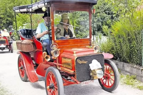 Oldtimer sind faszinierend. Die Beobachter stellen den Besitzern viele Fragen, die diese auch gerne beantworten. Nur eine Frage 