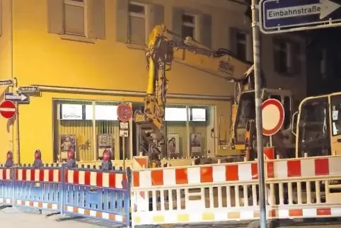 Wird länger dauern: Straßensperrung an der Kreuzung Ludwigstraße/Herdstraße.