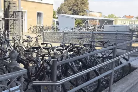 Die Abstellmöglichkeiten für Räder am Bahnhof sind begrenzt.