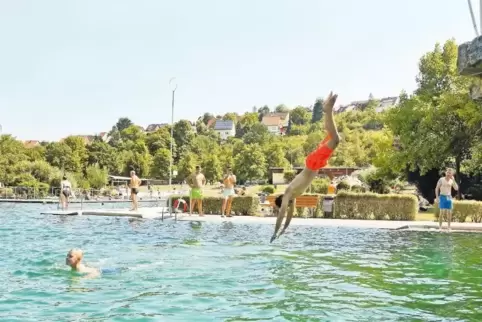 Wenn es so heiß ist, wie dieser Tage, hilft manchmal nur ein Sprung ins kalte Nass, wie hier im Schwimmbad Rockenhausen.