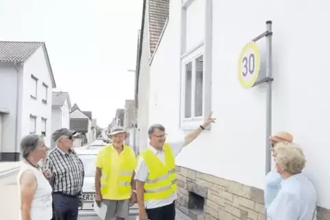 Aus Sicht der Senioren ein Mangel: die fehlende Tempo-30-Markierung auf der Straße und das verblasste und zur Wand gedrehte Temp