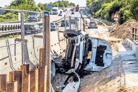 Der Fahrer ist mit seinem Pkw gegen eine Betonleitwand geprallt. Der Wagen mit den vier Insassen überschlug sich und landete auf