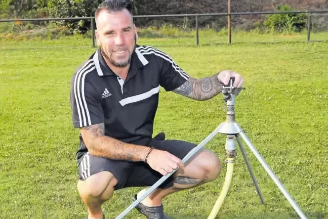 Anpacker: Meik Bergdolt hilft schon mal aus, wenn es um die Beregnung der beiden Rasenspielfelder geht. Anpacker: Meik Bergdolt hilft schon mal aus, wenn es um die Beregnung der beiden Rasenspielfelder geht.