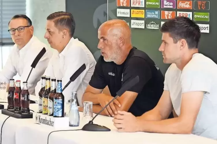 Sie wollen mit dem FCK nach oben: Sportvorstand Martin Bader, Pressesprecher Stefan Roßkopf, Trainer Michael Frontzeck und Kapit