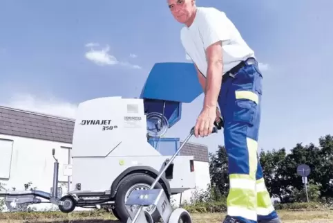 Bauhof-Leiter Andreas Kocher bei der Arbeit mit dem neuen Gerät.