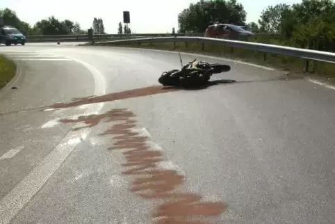 Der Motorradfahrer fuhr in die Leitplanke. Foto: Polizei