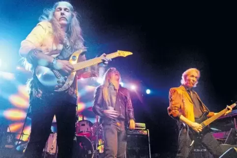 So viel ist sicher: Uli Jon Roth (links im Bild, mit Bandkollegen) trat in Speyer unter dem Motto „Sky Guitar“ auf. Vor ihm spie