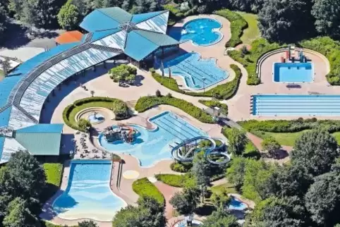 Schwimmbecken, Wasserspielplatz, Wasserfall: Der Badepark Wörth hat viel zu bieten.