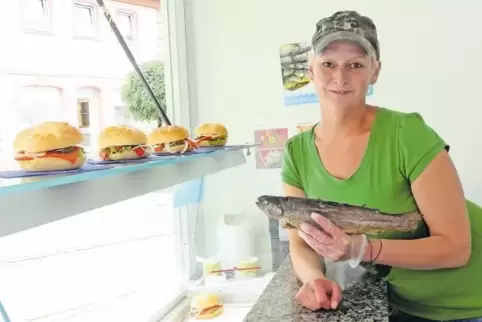 Alexandra Weishaars frische Fischbrötchen stellen eine Besonderheit auf dem Wochenmarkt dar.