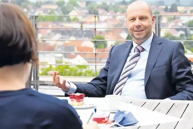»Man guckt den Menschen nur bis an die Stirn«, sagt Paul Heim, Vorstandsvorsitzender der VR-Bank Südwestpfalz, nach der mutmaßli