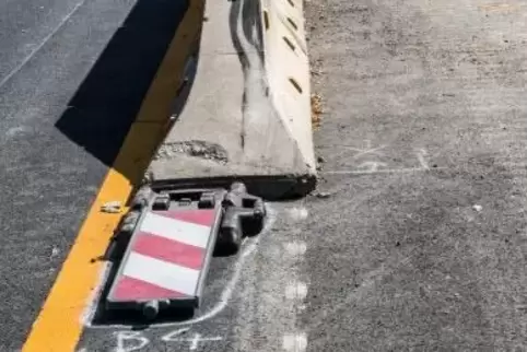 Ein Gutachter untersuchte den Unfallort auf der A6 am Leininger Berg bei Sausenheim am Donnerstagabend. Auf diesen Fahrbahnteile