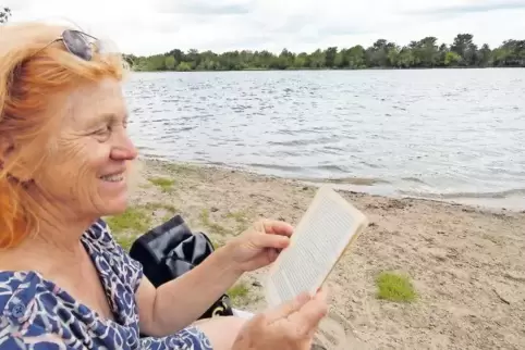Relaxen am Marxweiher: Elke Hübner hat es sich am Strand gemützlich gemacht.
