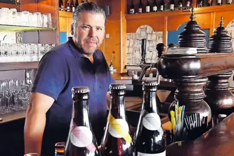 Zoran Anastevics an seiner Bar. Ein Schwerpunkt liegt auf Craftbeer.