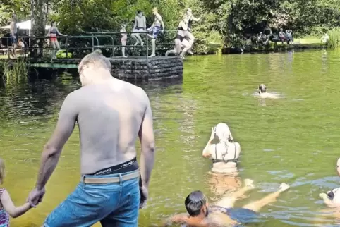 Willkommene Abkühlung für die Badegäste gestern Nachmittag im Helmbachweiher.