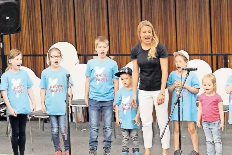 Hier ist die Musikerin mit Kindern beim Kreismusikschultag zu sehen.