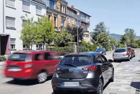Die Hambacher Straße wird nicht selten als Raserstrecke bezeichnet und ist vielen ein Dorn im Auge. Dass am Rand jede Menge Auto