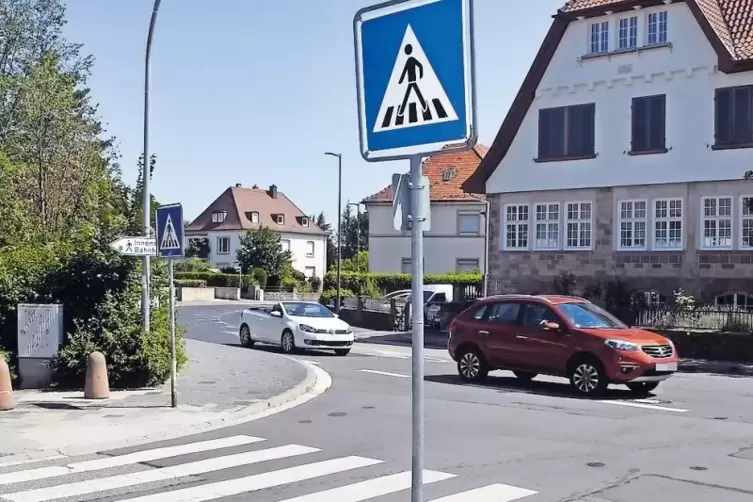 Gef&auml;hrliche Stelle: &Uuml;ber die Waldstra&szlig;e zum Alten Viehberg gibt es zwar einen Zebrastreifen, &uuml;ber die Hambacher Stra&szlig;e aber nich