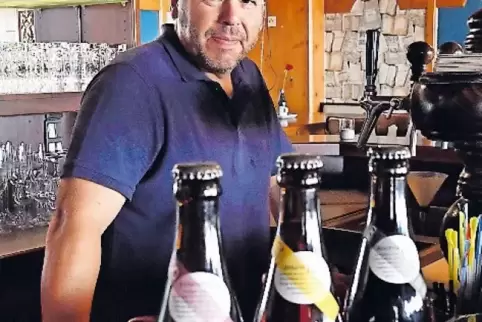 Zoran Anastevics an seiner Bar. Ein Schwerpunkt des Bistros liegt auf Craftbeer.