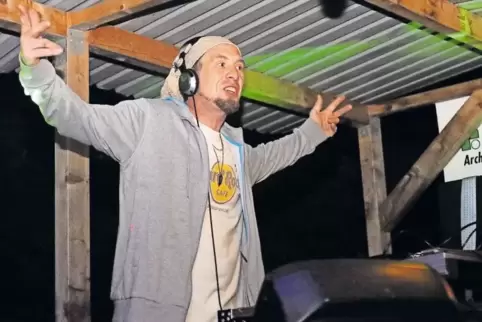 DJ Alex, alias Alexander Blech aus Biedesheim, bei einer Party im Einsatz.
