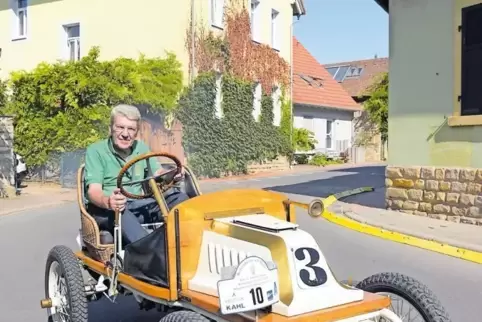 Als Autos noch keine automatische Zündung hatten: Werner Fuchs in Freinsheim in seinem französischen De Dion-Bouton mit Handkurb