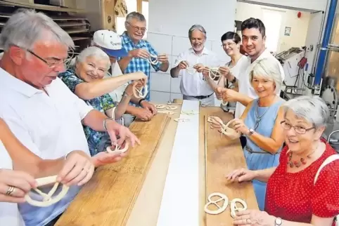 Zeigt den RHEINPFALZ-Lesern auf Sommertour, wie die Speyerer Brezel produziert wird: Patrick Blau (Dritter von rechts).