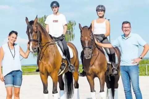 Ein erfolgreiches Team: Stallbesitzerin und Trainerin Eva Labes (links) und der Vorsitzende der Pferdefreunde Fröhnerhof, Jochen