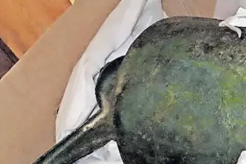 Seltenes Stück: Die rund 2400 Jahre alte Kanne wird seit Jahren bei den Asservaten des Polizeipräsidiums Rheinpfalz in Ludwigsha