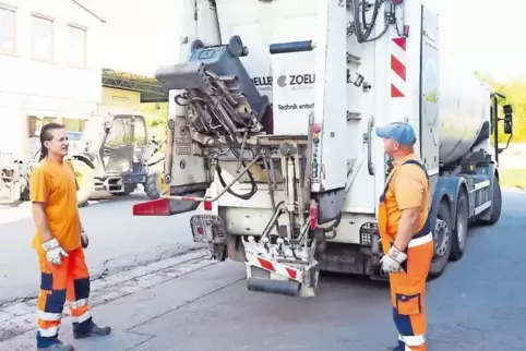 Die UBZ-Müllwerker Manfred Florek (links) und Kristian Urbanzyk lassen überfüllte, zu schwere oder mit Bauschutt gefüllte Tonnen