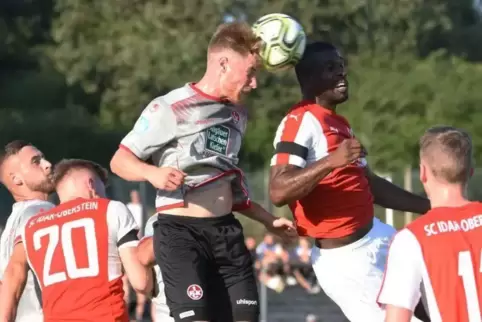 Ball geklemmt: FCK-Profi Jan Löhmannsröben (graues Trikot) im Kopfballduell mit Paulo Silva da Souza.  Foto: HAMM