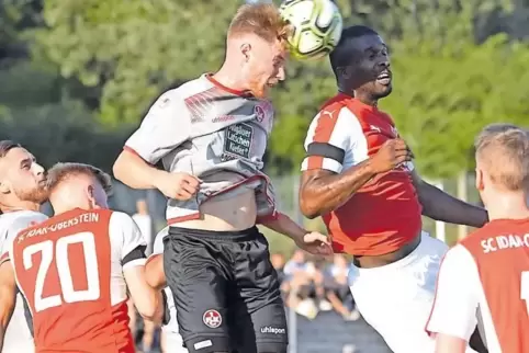 Ball geklemmt: FCK-Profi Jan Löhmannsröben (graues Trikot) im Kopfballduell mit Paulo Silva da Souza.