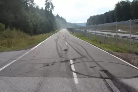 Auf der Fahrbahn der K?92 bei Rupperstweiler fanden sich die Spuren der Drifts. Foto: Polizei/frei 