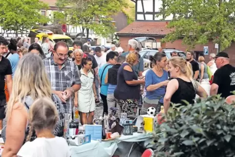 Bis spät in die Nacht tummelten sich die Schnäppchenjäger beim Kandeler Nachtflohmarkt.