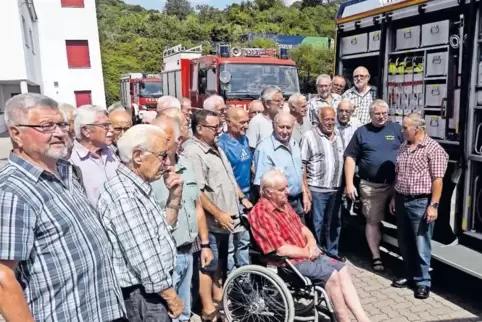 Wehrführer Norbert Braun (Zweiter von rechts) stellte das im vergangene Jahr angeschaffte Fahrzeug vor.