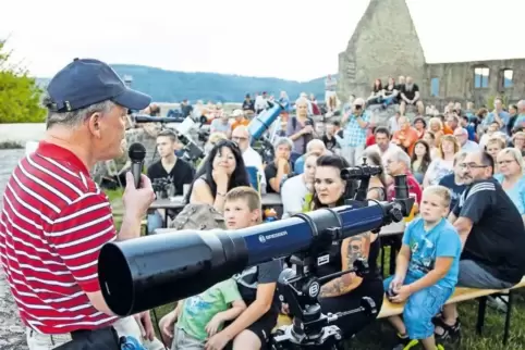 Rund um den Bergfried fanden sich zahlreiche Besucher ein, um die Mondfinsternis zu verfolgen. Martin Bertges, Vorsitzender des 