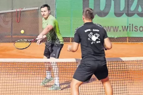 Handballer aus Hochdorf spielen Tennis beim TC Limburgerhof, hier Kai Zimmermann (grünes Shirt) und Roko Peribonio.