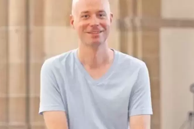 »So habe ich auch noch nie auf einer Kirchenbank gesessen«, sagte Zamilski lachend, als ihn der Fotograf dorthin dirigierte. »So habe ich auch noch nie auf einer Kirchenbank gesessen«, sagte Zamilski lachend, als ihn der Fotograf dorthin dirigierte.