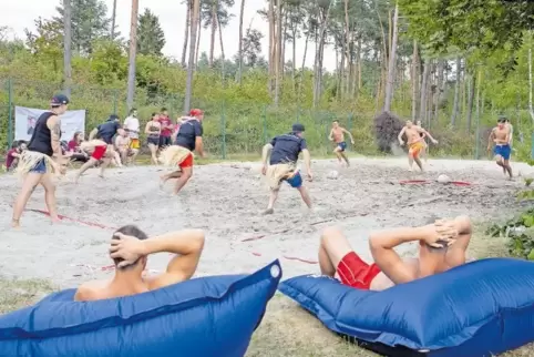 Beim Beachdodgeball werfen sich die Spieler in Baströcken ins Getümmel. Wie beim Völkerball muss der Gegner abgeworfen werden.