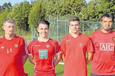 Spielen nun unter Trainer Jürgen Tüllner (links) für den TSC: von links Niklas Schlachter, Tilo Brehm und Volker Simon.