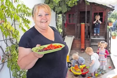 Tagesmutter Marion Dreisigacker aus Essingen kocht täglich frisch für die Jungen und Mädchen, die sie unter der Woche bei sich Z