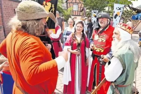 Wenn die Ritter mit den Burgfräuleins: Trotz Hitze volle Montur beim Löwenherz-Fest in Annweiler.