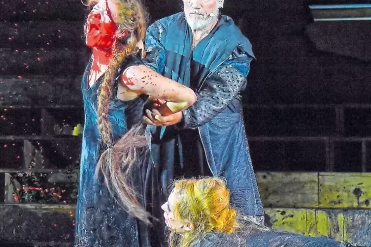 „Siegfrieds Erben“, hier eine Szene mit Jürgen Prochnow (Etzel), Linn Reusse (Swanhild, links) und Pheline Roggan (Schamanin), i
